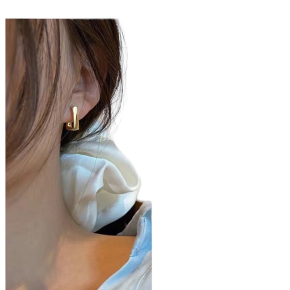 14K Gold Plated Minimalist Square Hoop Earrings - Picture 3 of 6